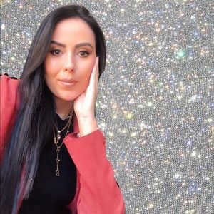 Meet your Posher, Lara